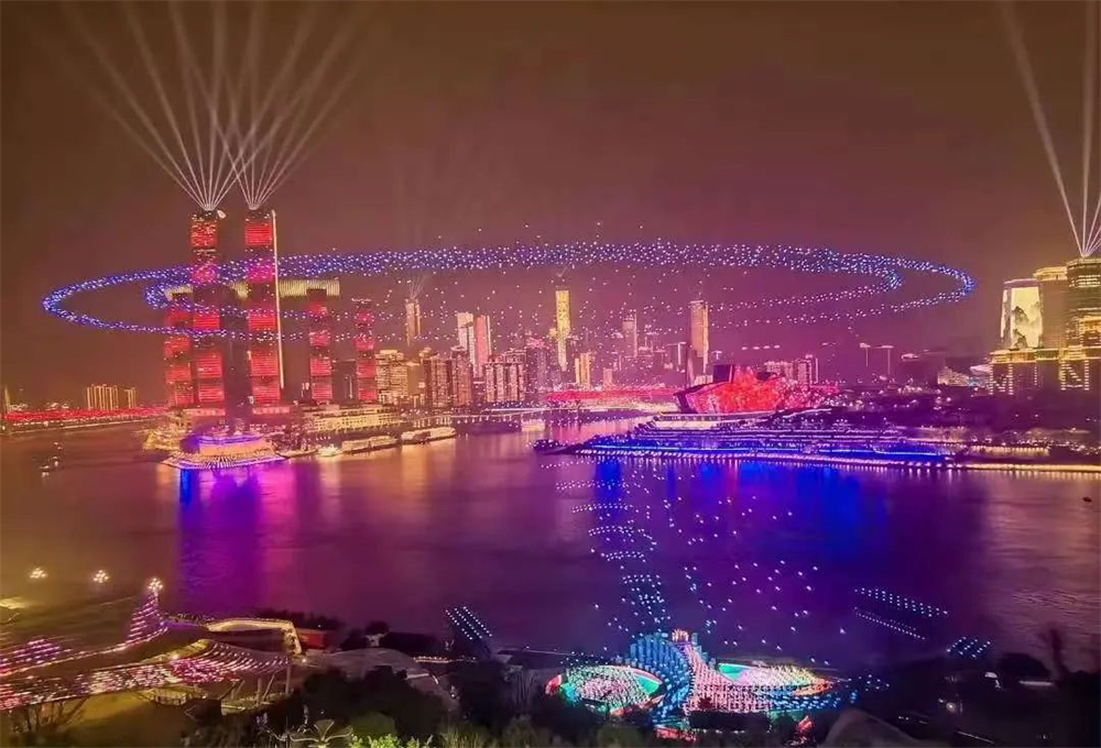 2025央視春節(jié)聯(lián)歡晚會(huì)（重慶分會(huì)場(chǎng)）?歐瑪燈光閃耀全場(chǎng) 無(wú)人機(jī)燈光秀表演開(kāi)場(chǎng) 畫(huà)面壯觀(guān)震撼！